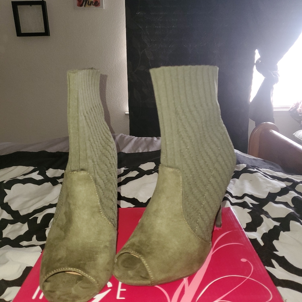 Shoes - Picture 2 of 3